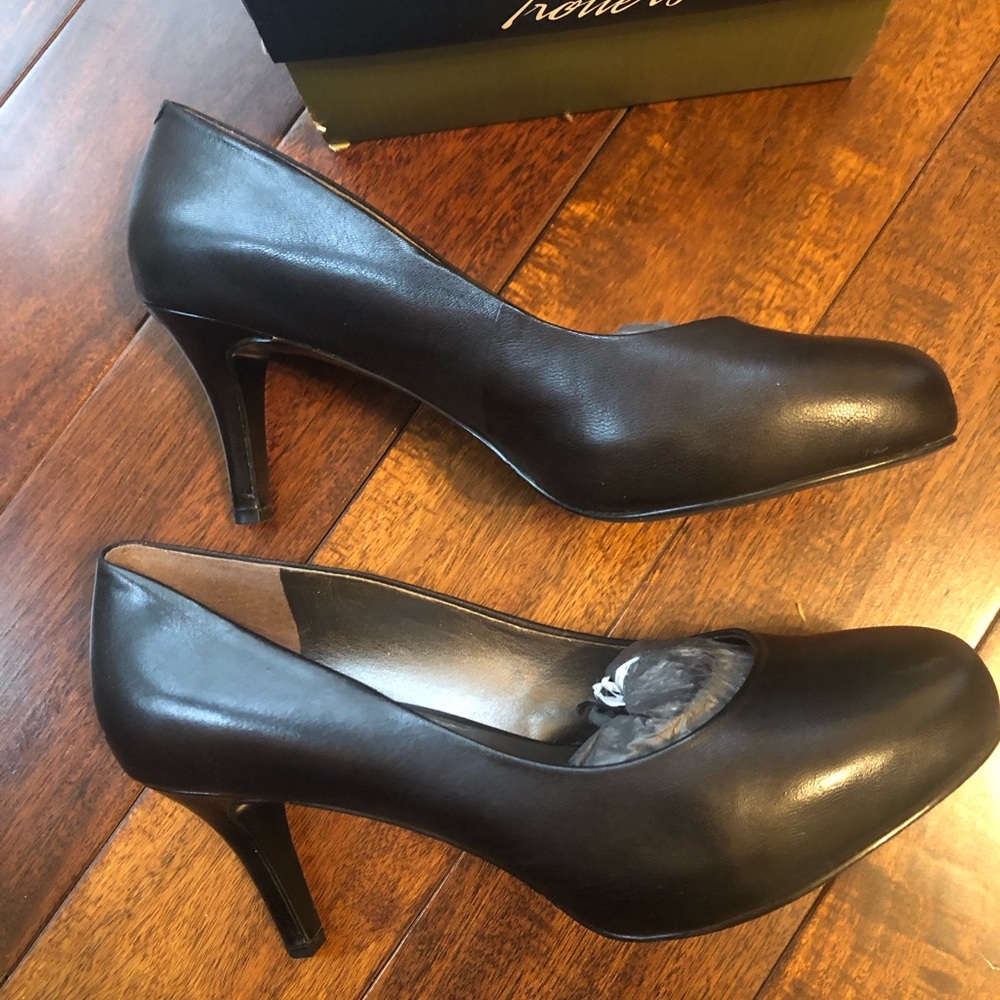 Trotters genuine leather heels. 6. brand new!
